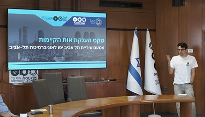 Adam Bin-Nun, a Tel Aviv University student and coordinator of the Green Course chapter, presenting their activities. 